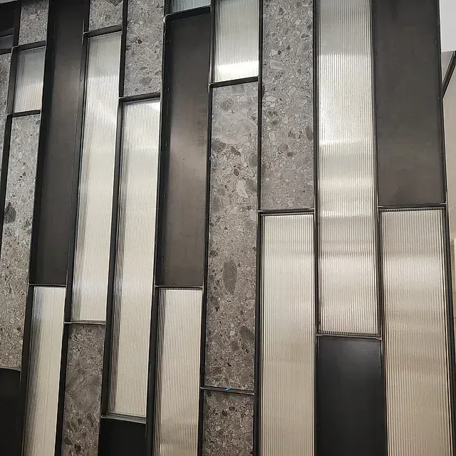 Una pared con muchos tipos diferentes de azulejos.