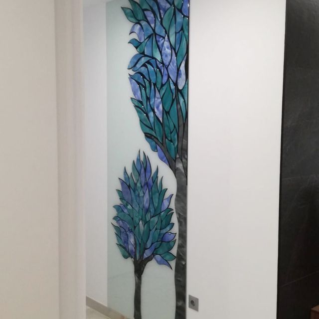 Una puerta con una pintura de dos árboles.