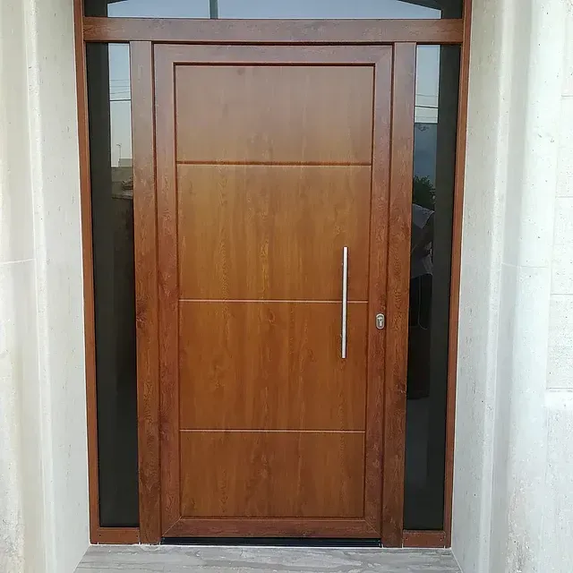 Es una puerta de madera con marco de cristal y tirador.
