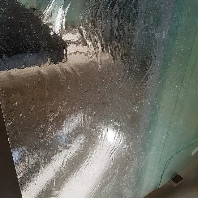 Un primer plano de un trozo de papel de aluminio sobre una mesa.