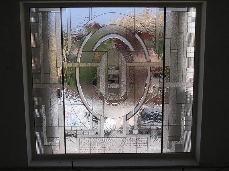 Una vidriera con la letra o en ella