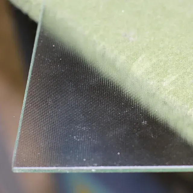 Un primer plano de un trozo de vidrio transparente sobre una mesa.