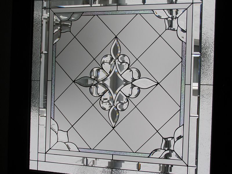 Una vidriera con un diseño floral.