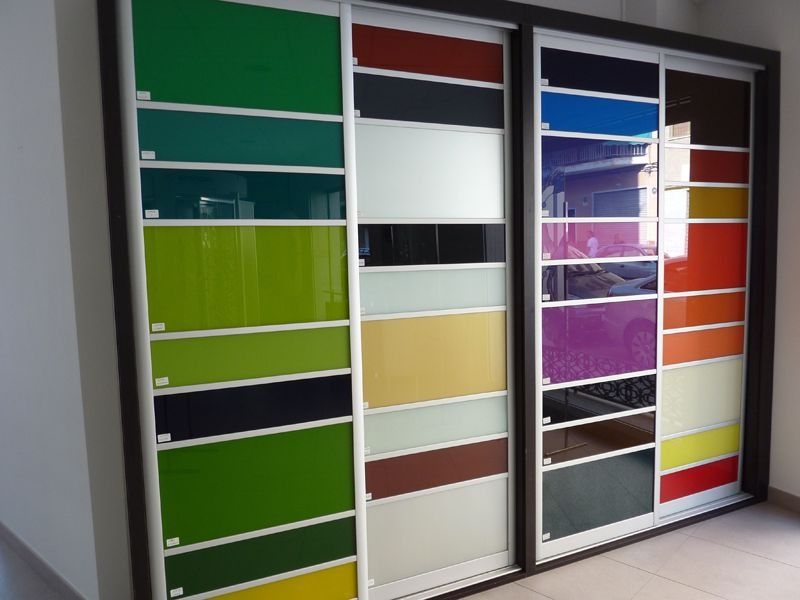 Una puerta corrediza de vidrio con muchos colores diferentes.