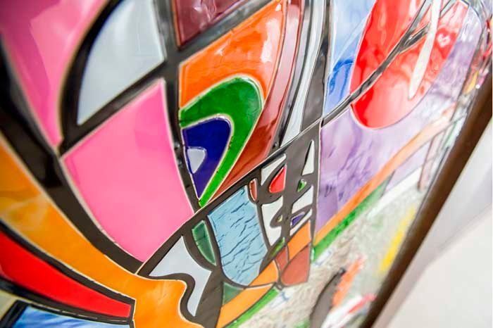 Un primer plano de una pintura colorida en una pared.