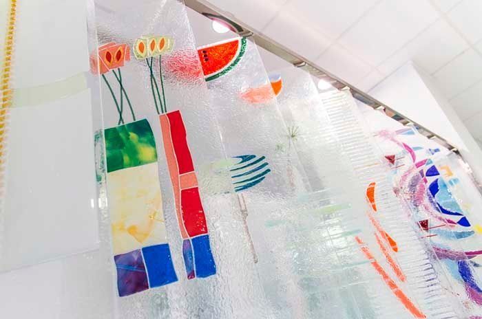 Una cortina de ducha con una sandía y flores.