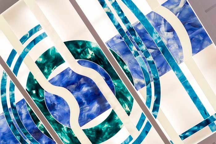 Un primer plano de una vidriera azul y verde.