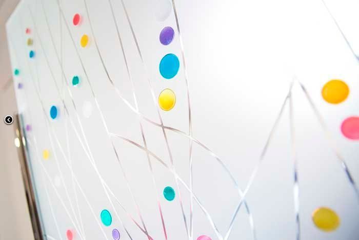 Un primer plano de una pizarra blanca con puntos de colores.