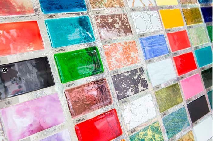 Se muestran una variedad de láminas acrílicas de diferentes colores sobre una mesa.