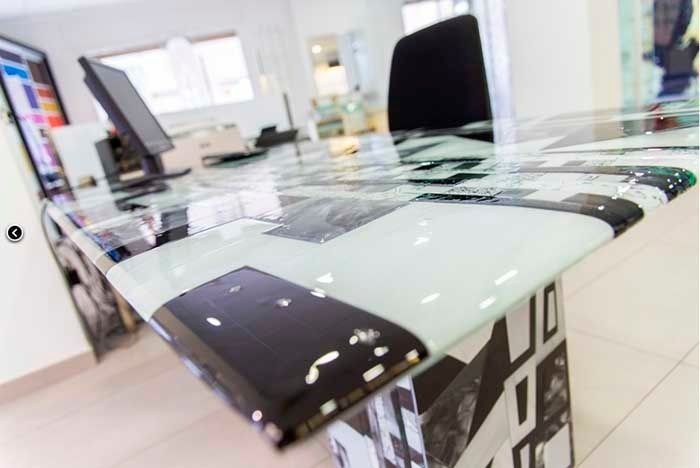 Un escritorio de cristal con una imagen de una ciudad sobre él.