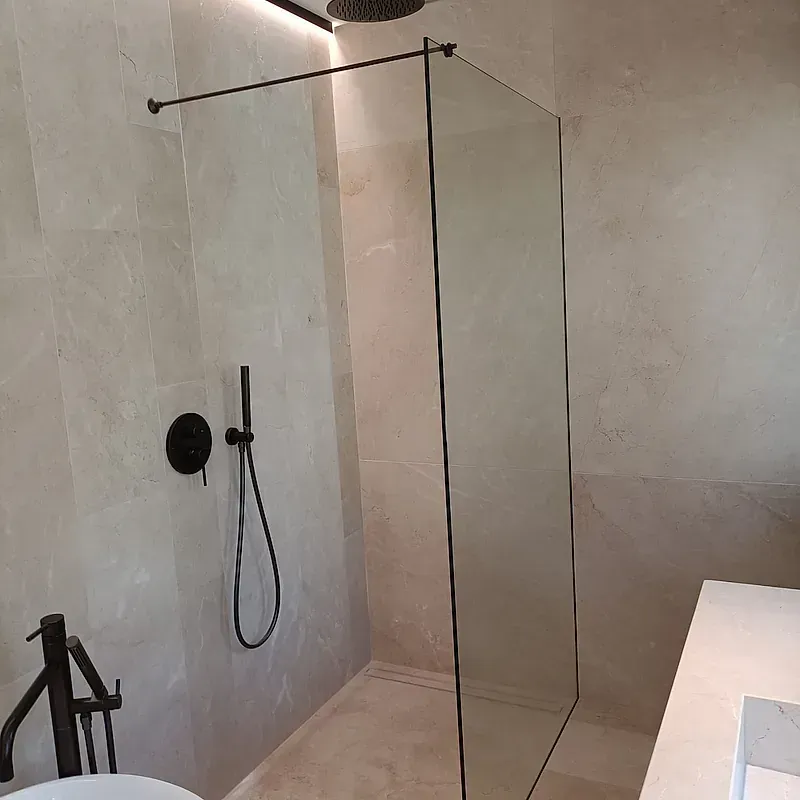 Un baño con ducha y lavabo.