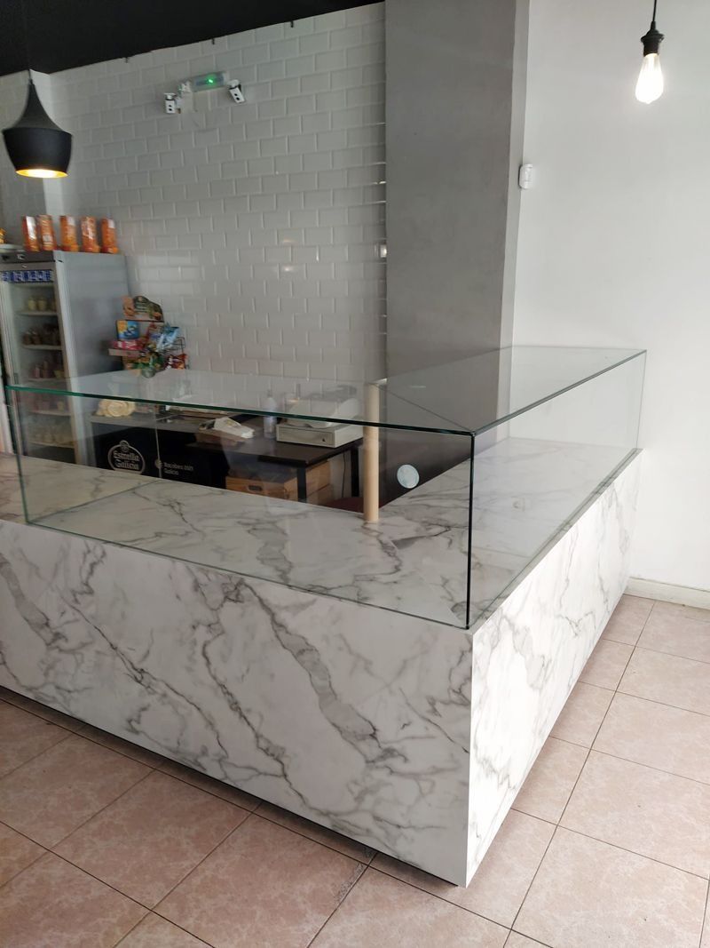 Un mostrador de mármol con una vitrina de cristal en un restaurante.