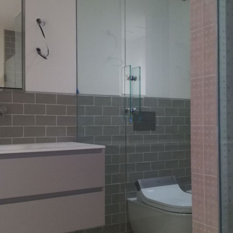 Un baño con inodoro, lavabo y espejo.