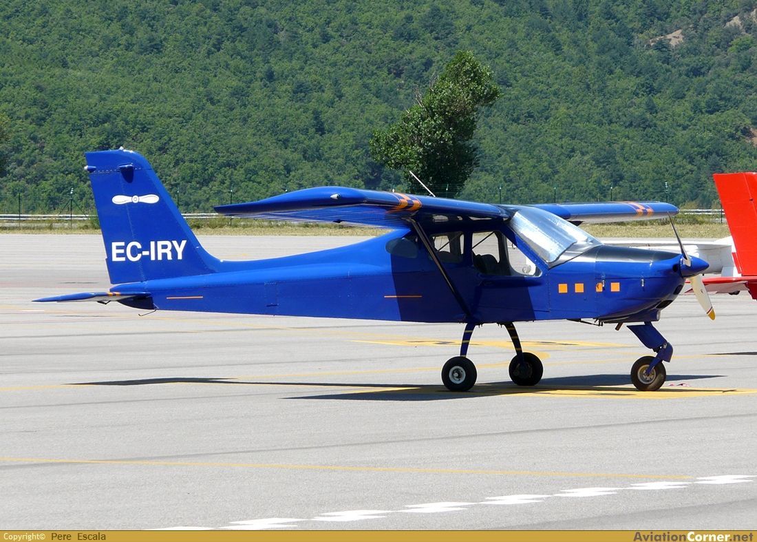 Un avión azul con las letras ec-iry en la cola.