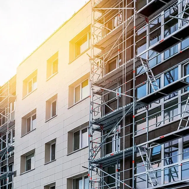Un gran edificio en construcción con andamios a su alrededor.