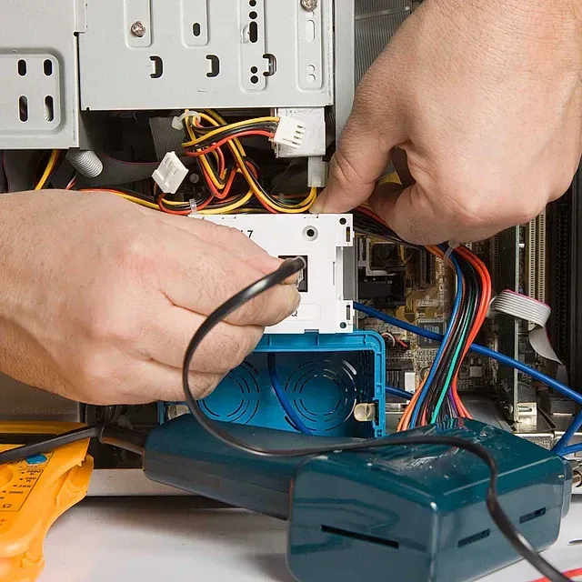 Un primer plano de una persona trabajando en una computadora.