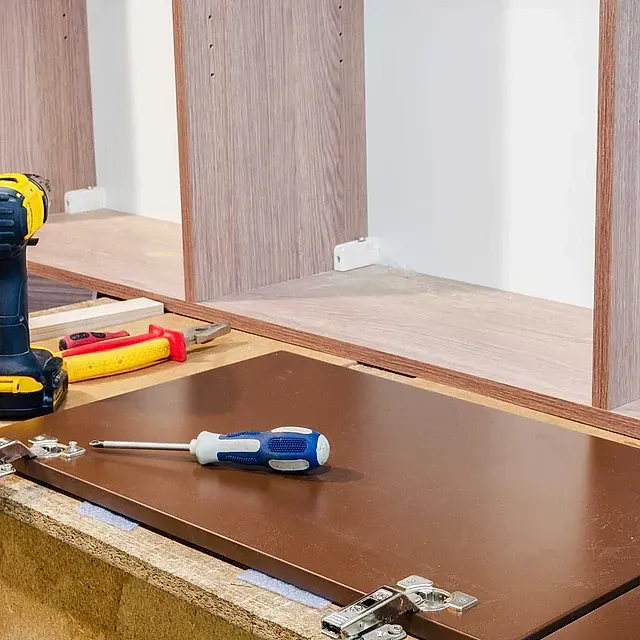 Un destornillador está colocado encima de un trozo de madera.