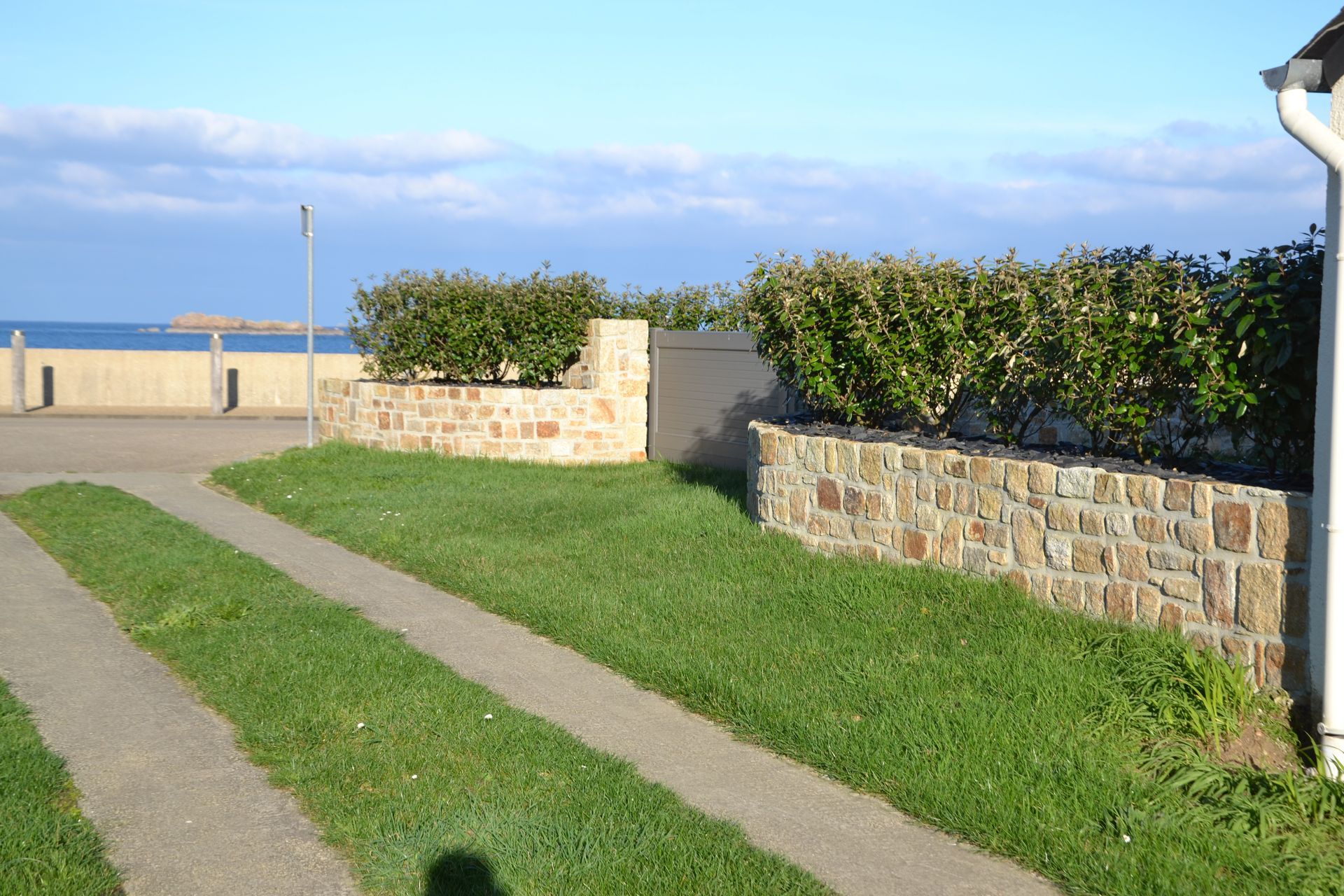 Muret et piliers en pierres de taille