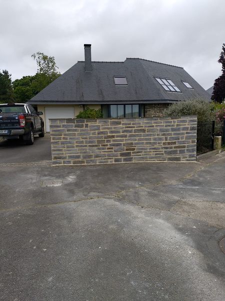 Mur d'entrée en schiste