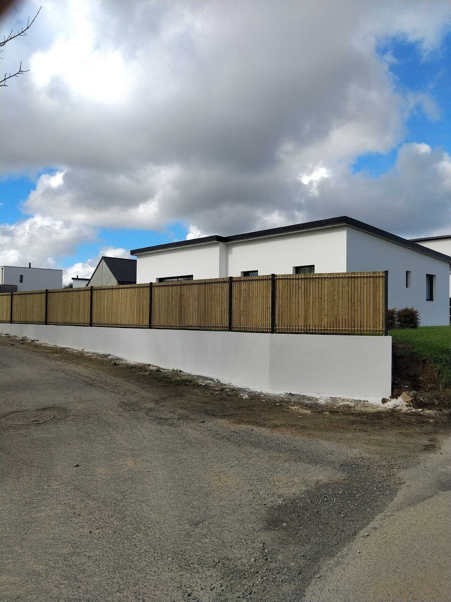 Mur en parpaings enduit et clôture en panneaux soudés kit occultant bois