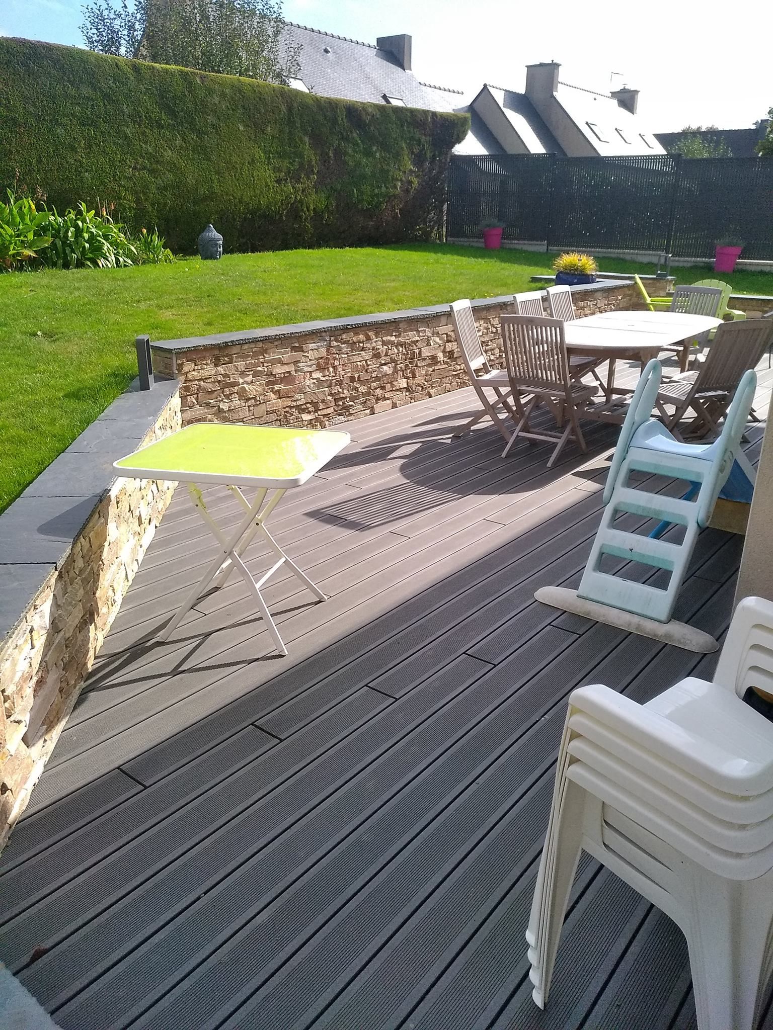 Terrasse en composite et muret de parement en pierres et couvertines en ardoise
