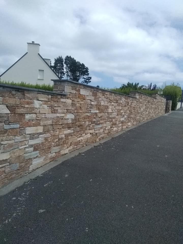 Muret de parement en pierres et couventine ardoise dans une pente