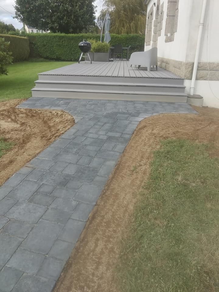 Allée en pavés et terrasse en composite