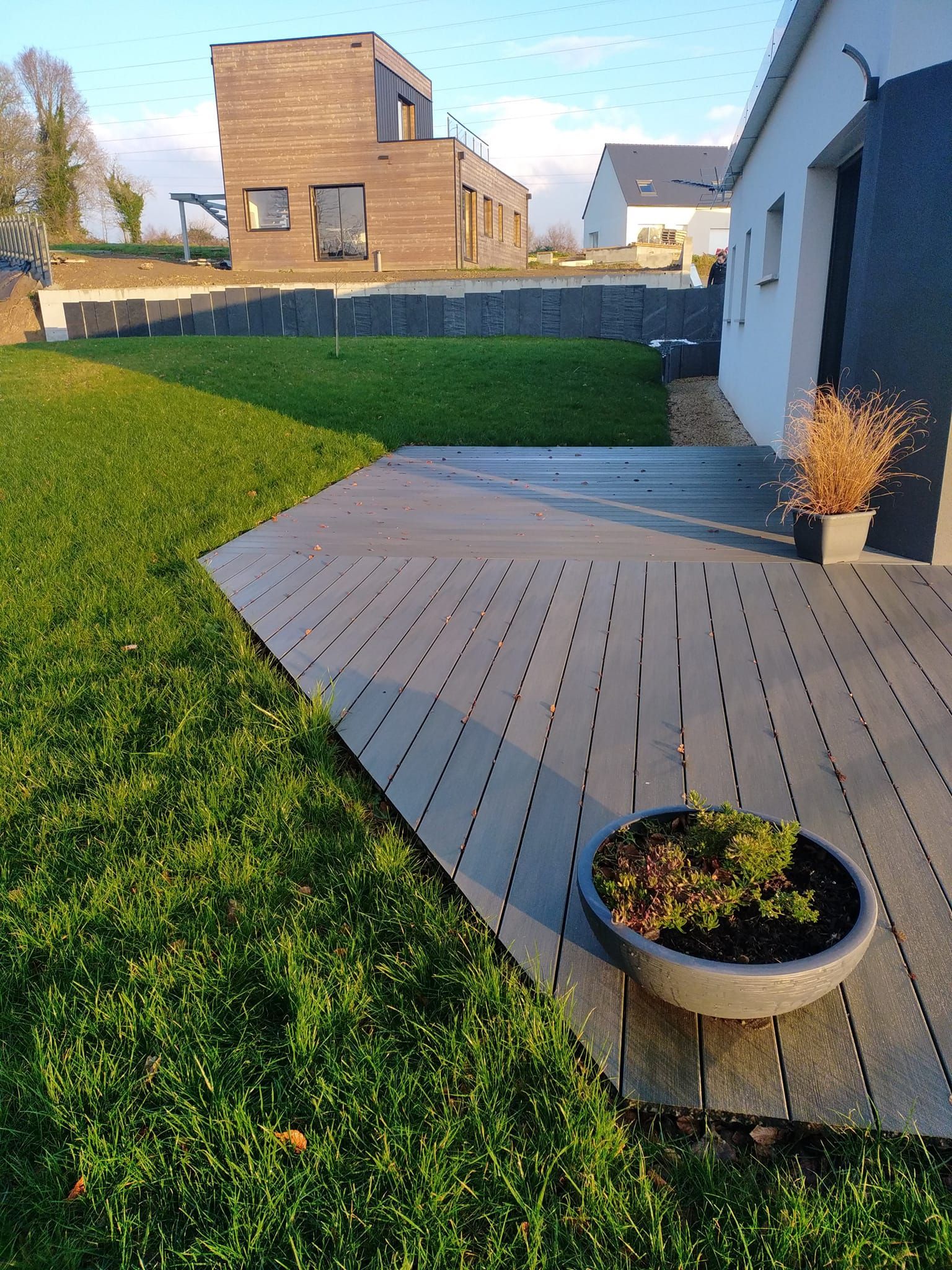 Terrasse composite et palis en ardoise et schiste