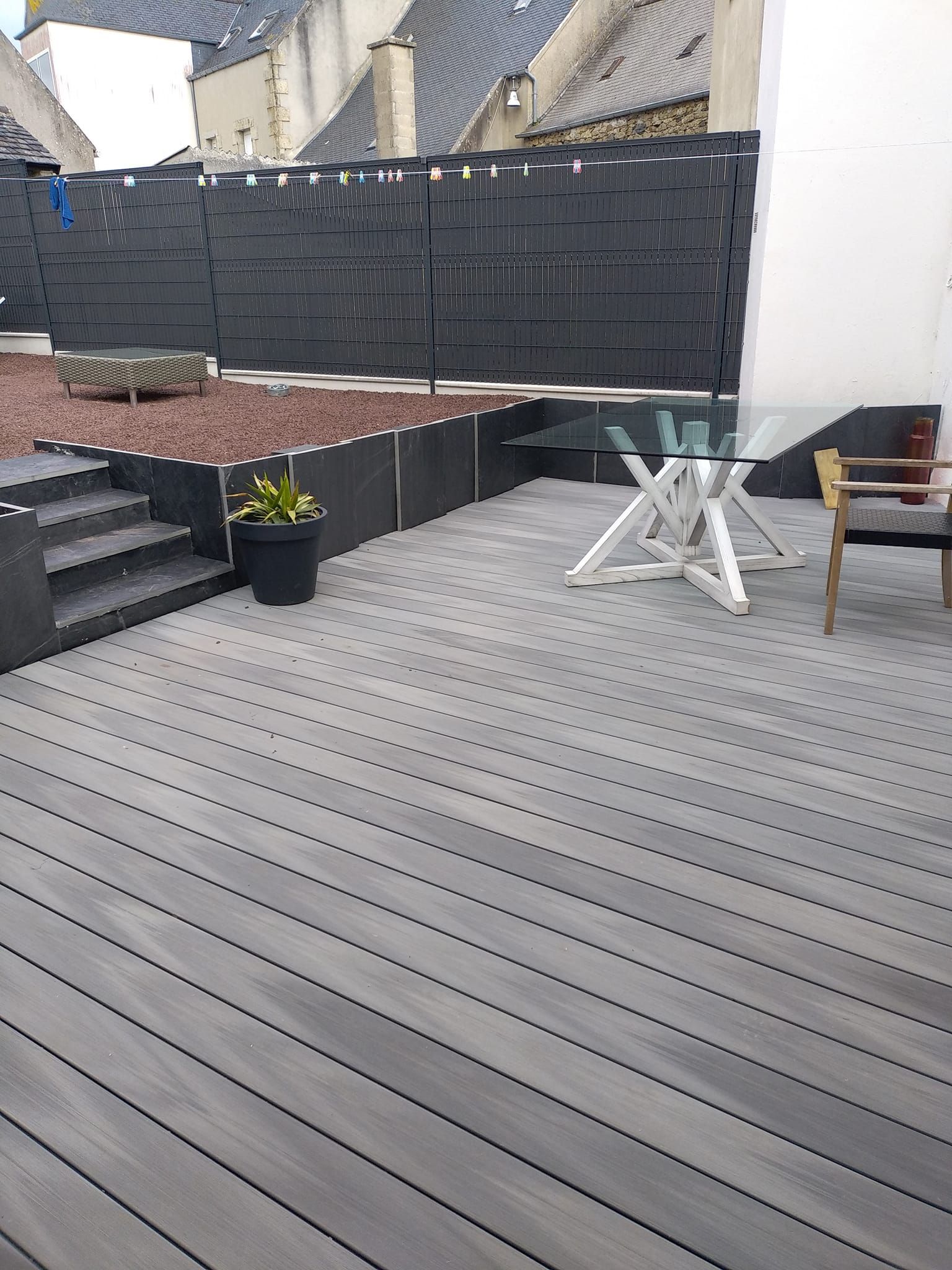 Terrasse composite, création d'un espace détente avec marches en ardoise, clôture en panneaux soudés