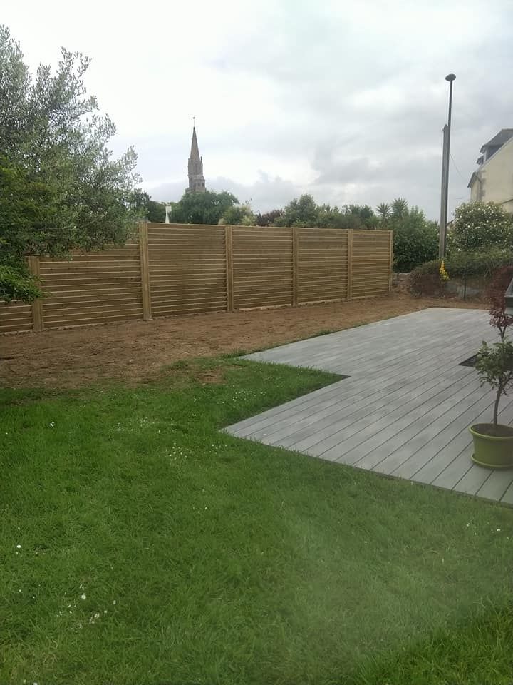 Terrasse en composite et clôture en bois persienne