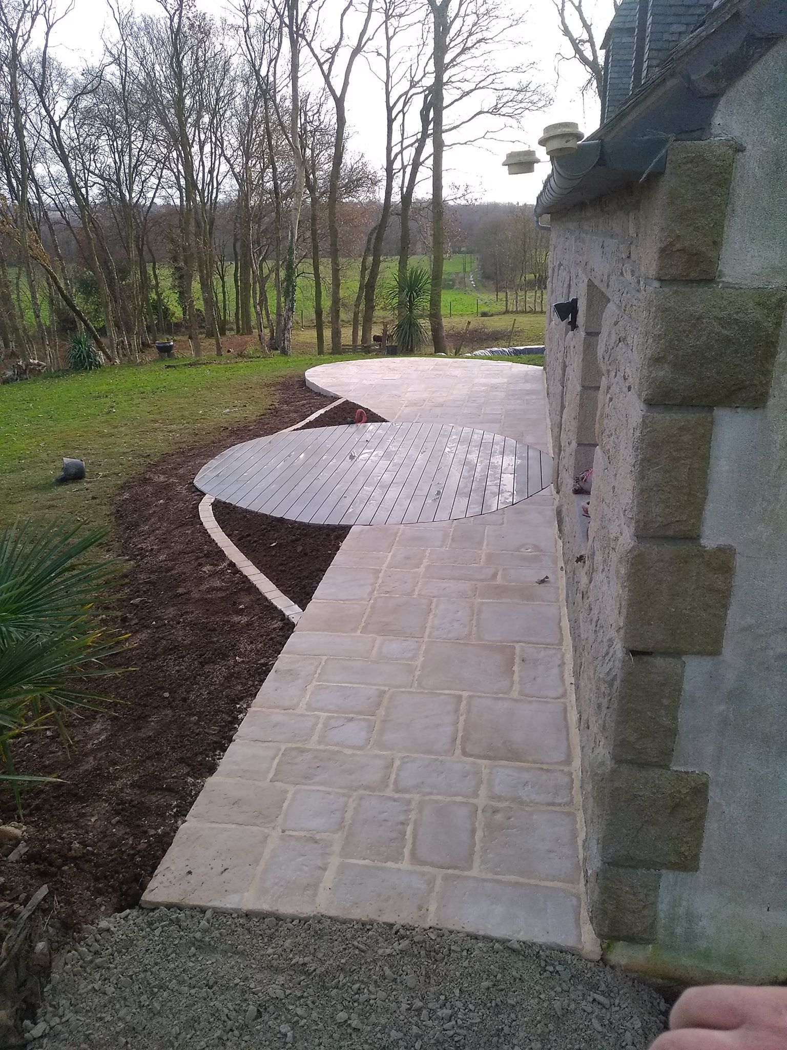 Terrasse en dalles multiformat et en bois