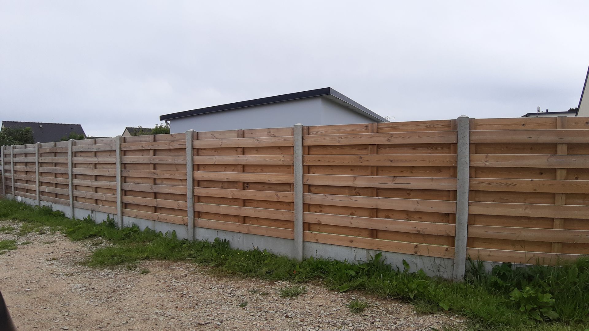 Installation d'une clôture en bois persienne