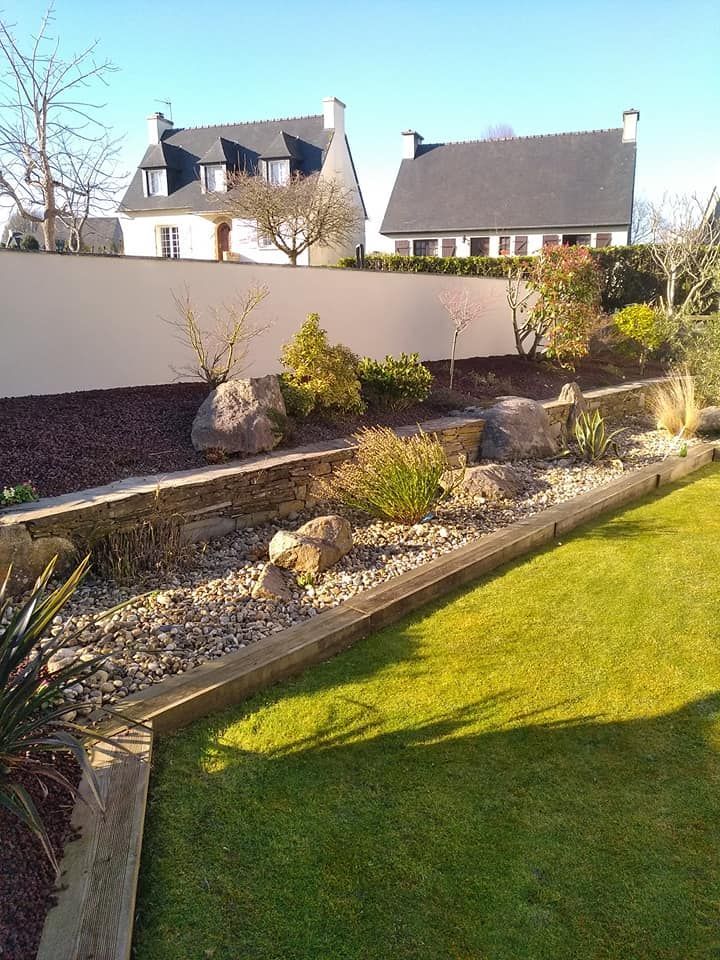 Massif sur ardoise pillée et plantation de divers arbustes