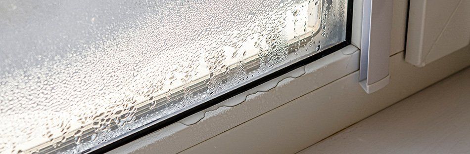 Condensation sur le bas d'une porte-fenêtre