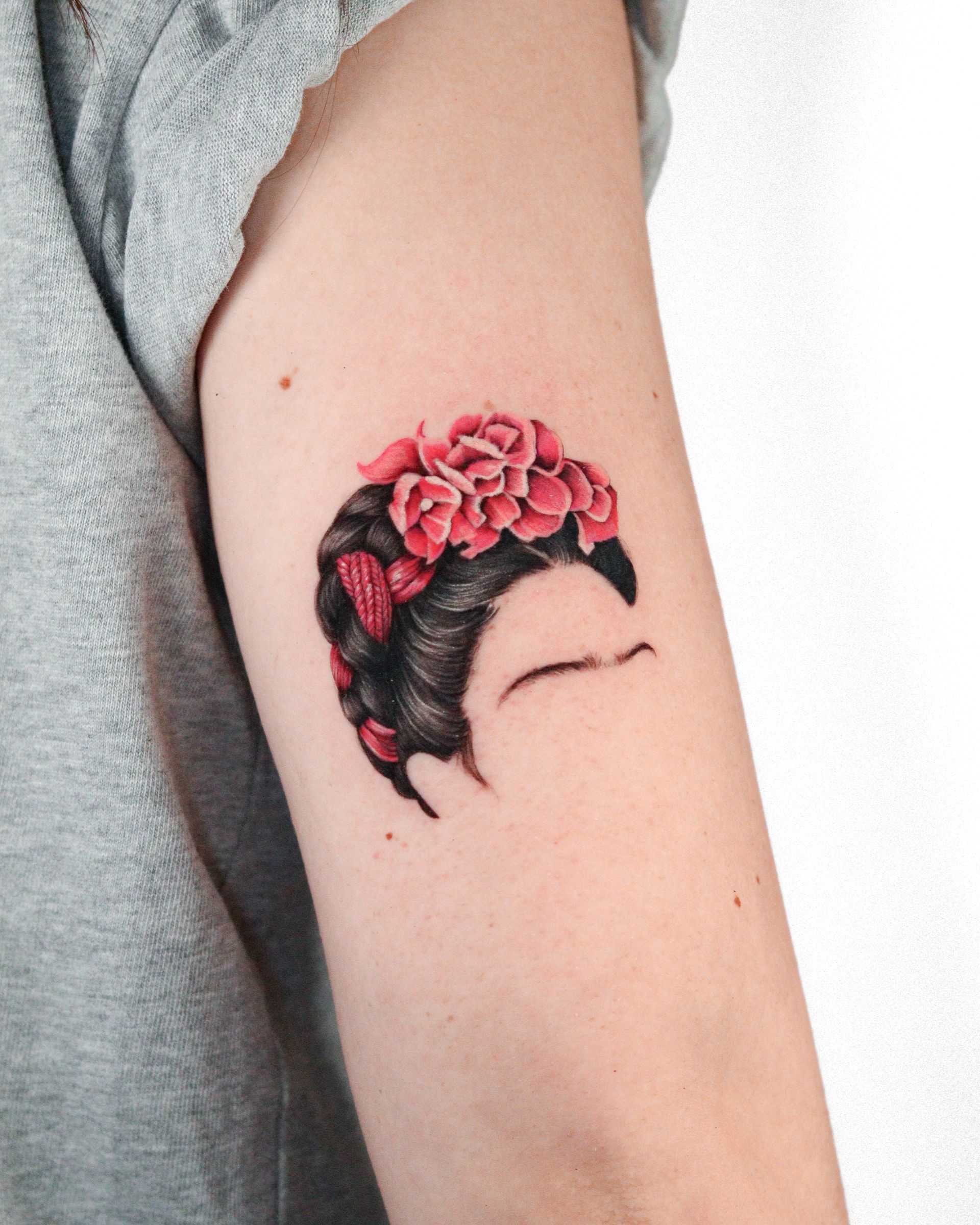 Una mujer tiene una imagen de Frida Kahlo en su brazo.
