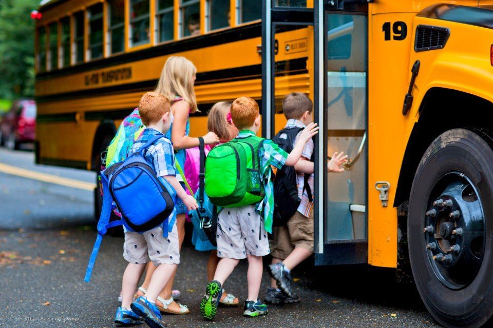 Personen steigen in einen Schulbus