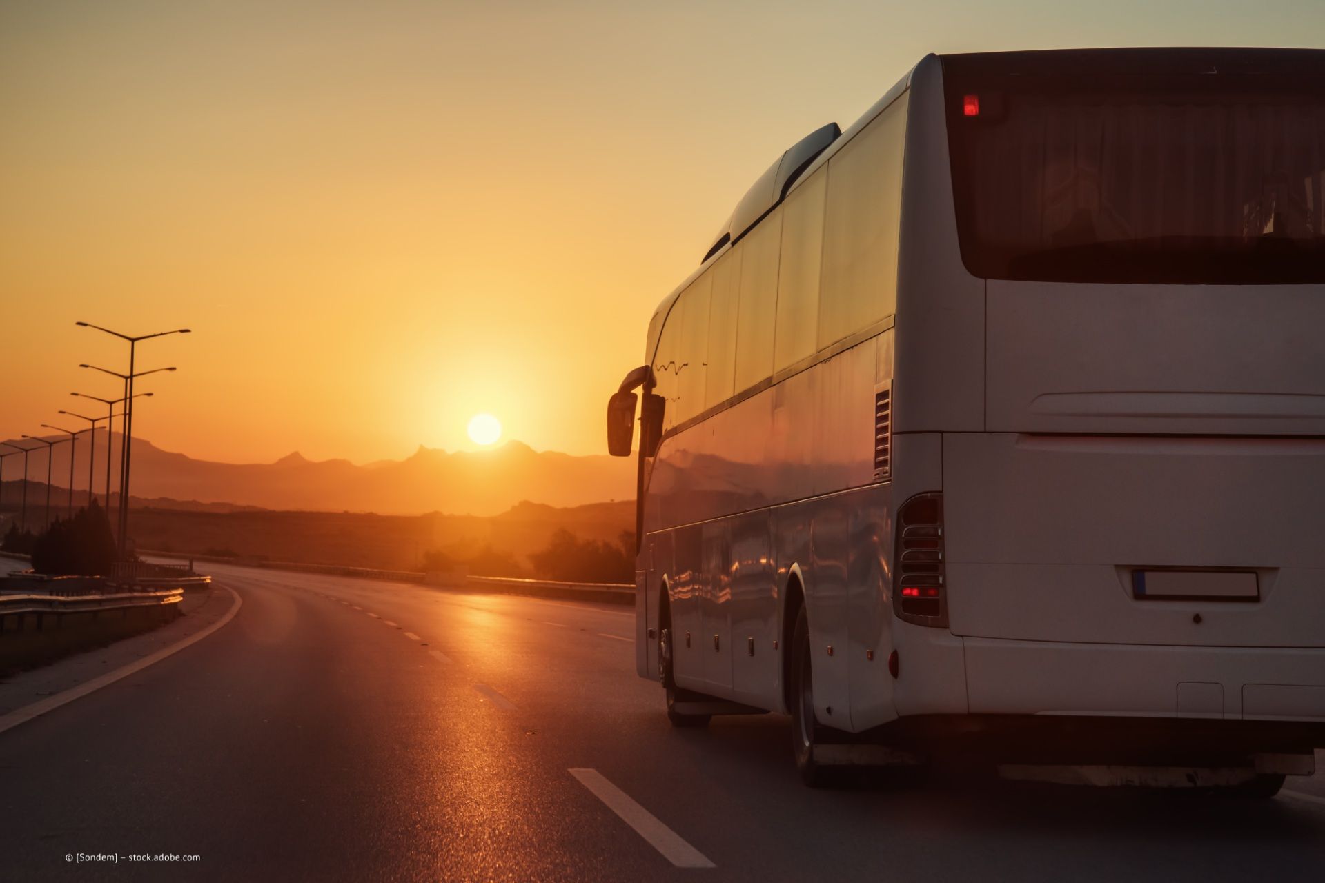 Reisebus im Sonnenuntergang