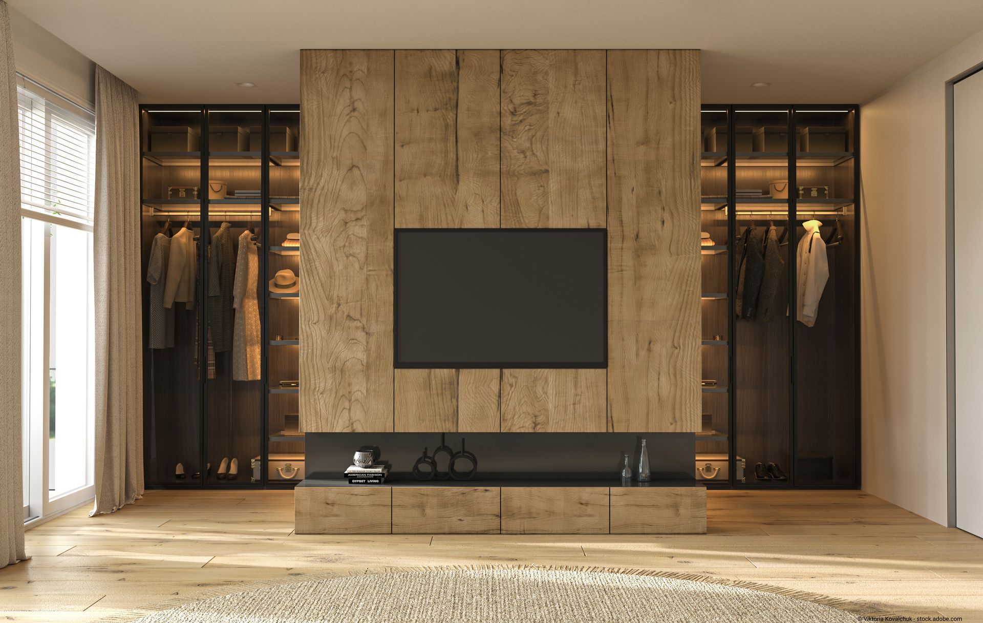 Ein Wohnzimmer mit einem Schrank und einem Flachbildfernseher an der Wand.