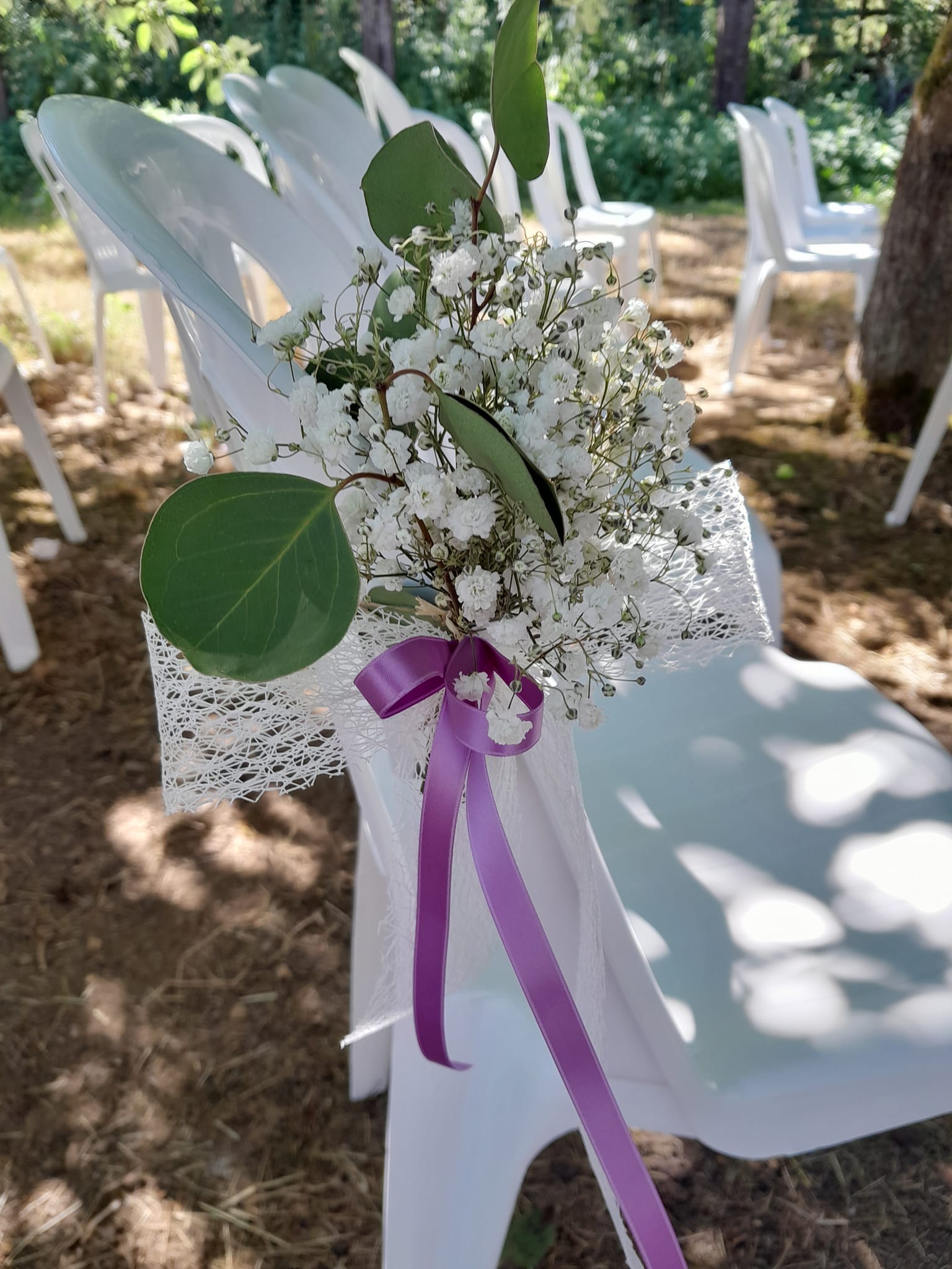 Décoration d'un banc de mariage