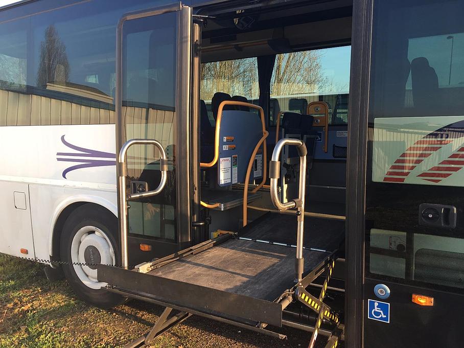 Autocar avec passerelle pour personnes à mobilité réduite