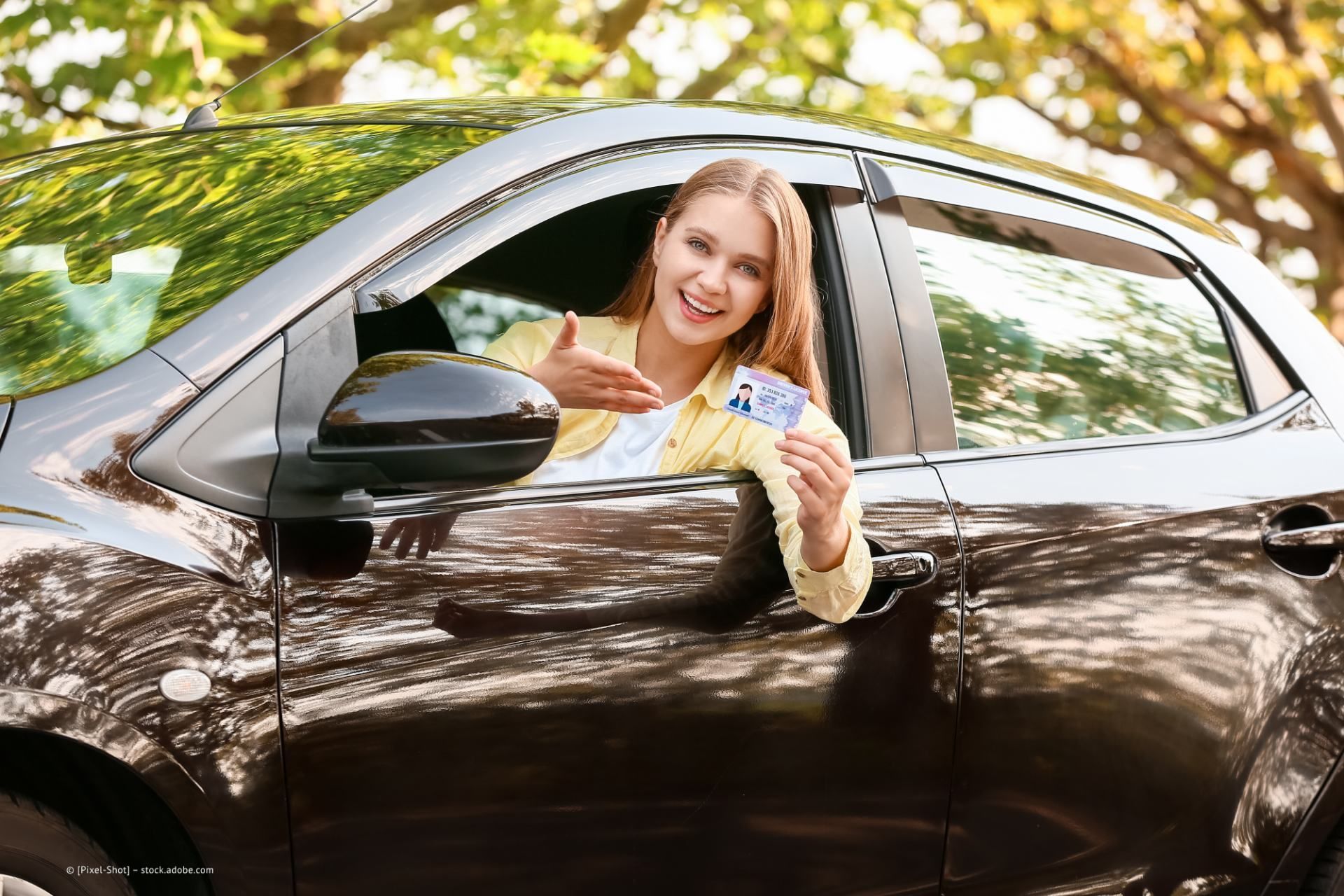 Fahrschule Gradl – Fahrschülerin nach bestandener Prüfung mit Führerschein im Auto