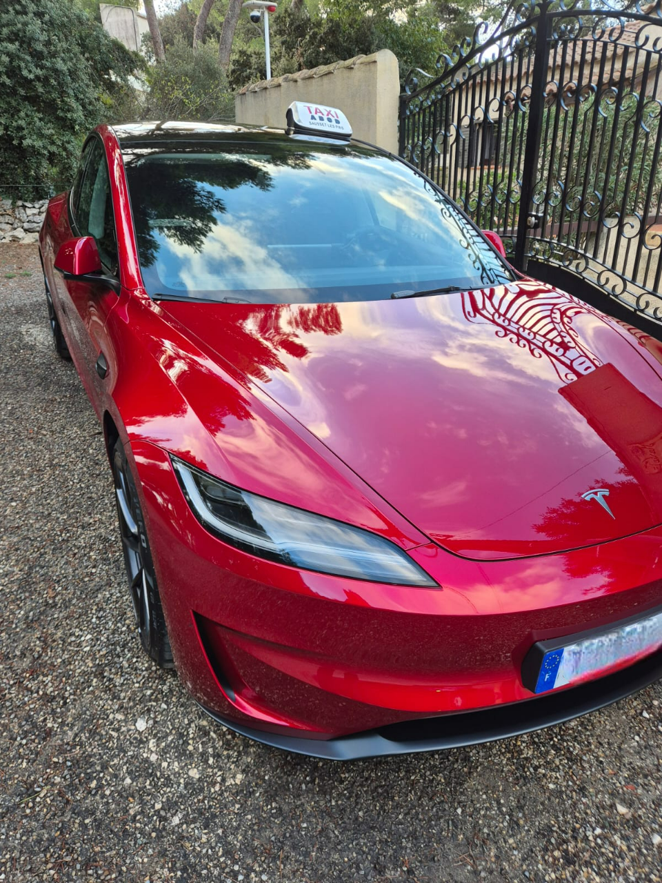 Taxi Côte Bleue - Tesla rouge