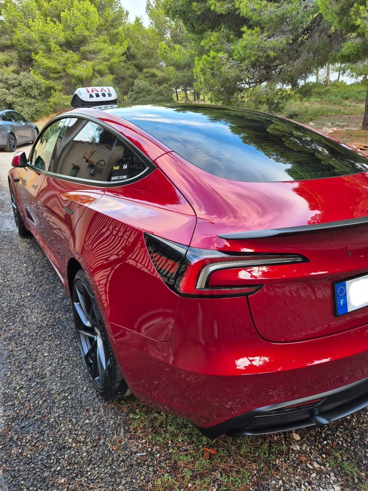 Arrière taxi Tesla rouge