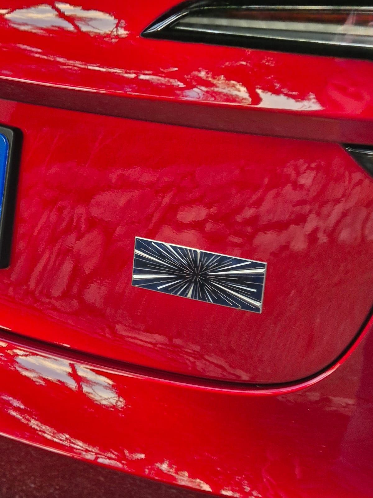 Détail d'une Tesla rouge