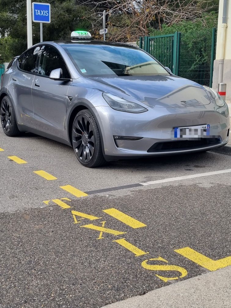 Taxi Côte Bleue - Tesla grise