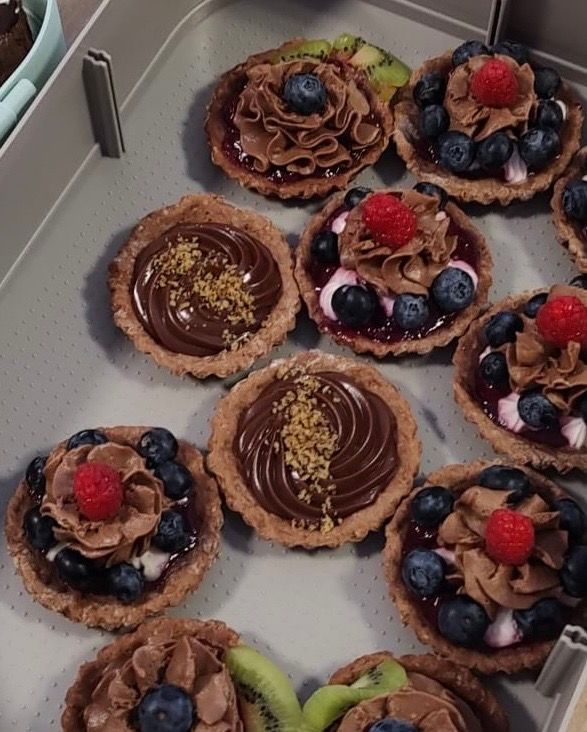 Törtchen mit Mousse und Beeren