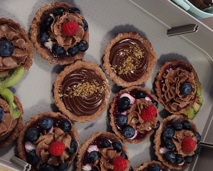 Törtchen mit Mousse und Beeren