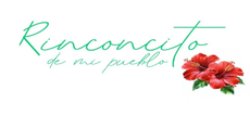 Logotipo de "Rinconcito de mi pueblo" con texto cursivo verde y dos flores de hibisco rojas.