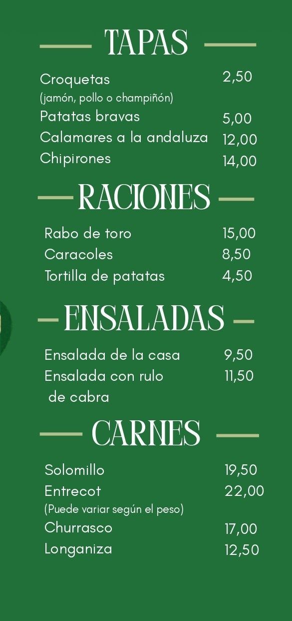 Tablero de menú con fondo verde, con listado de tapas, raciones, ensaladas y carnes con sus correspondientes precios.