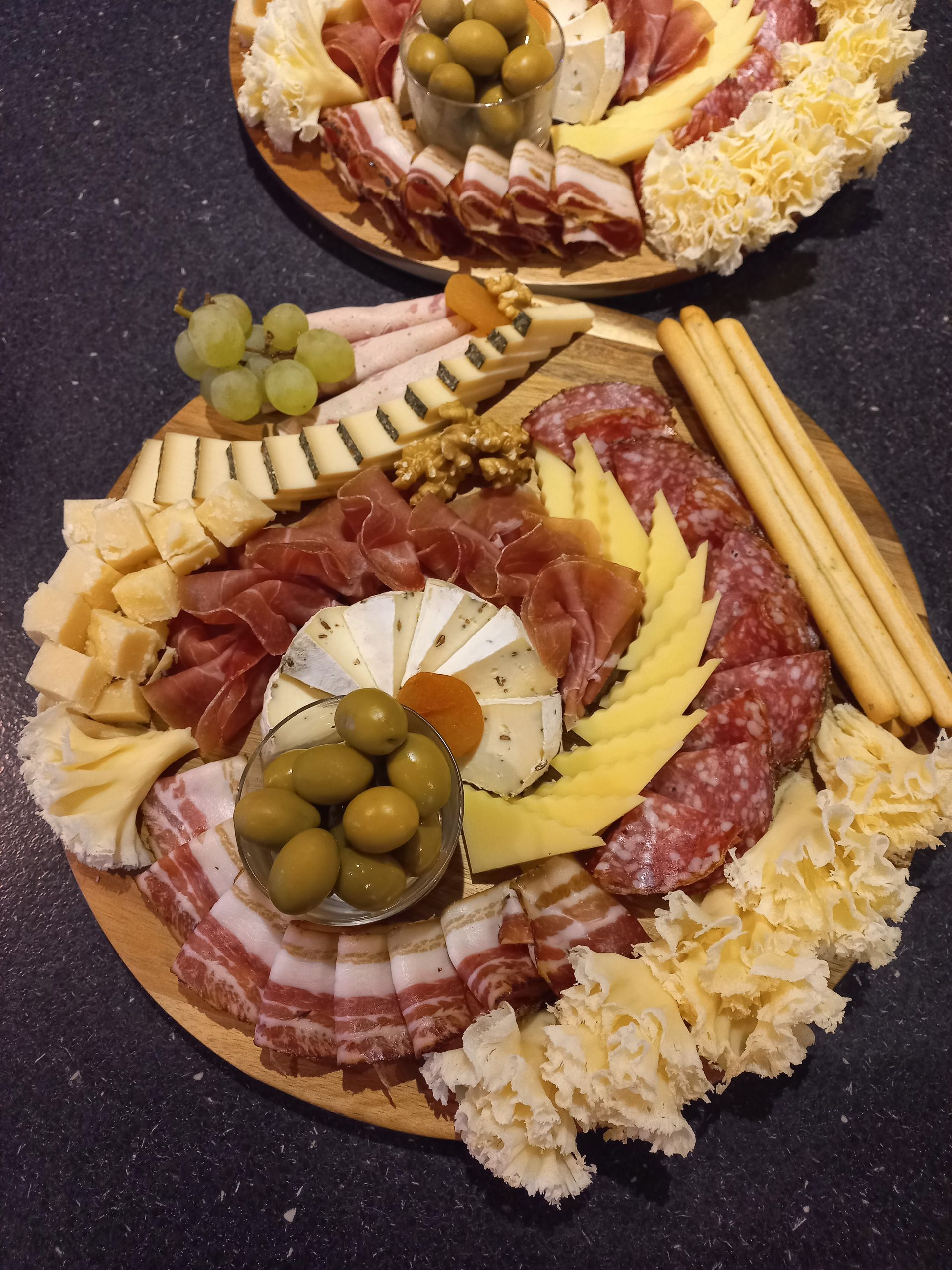 Une tranche de jambon est posée sur une assiette blanche sur une table.